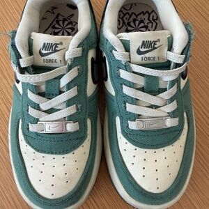 Nike Kids Force 1 Teal and White Sneakers
